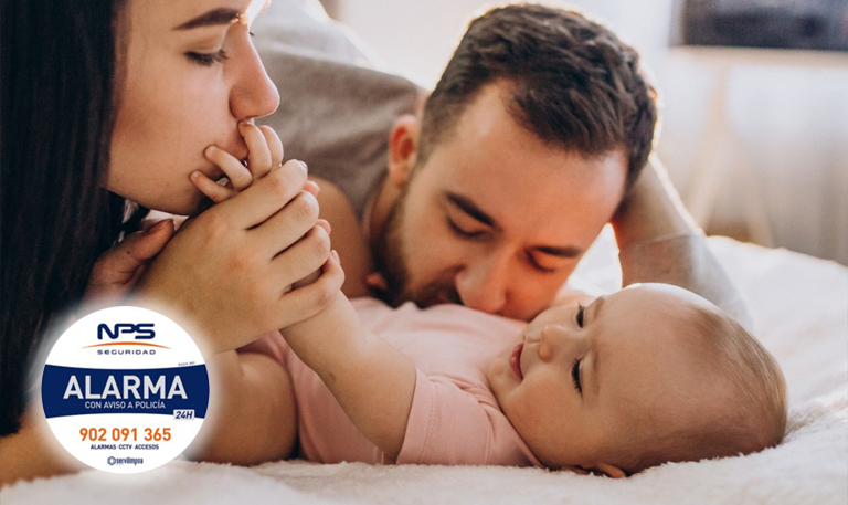 familia feliz NPS Seguridad Protegida por alarmas en málaga